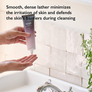 The smooth, dense lather minimizes skin irritation and protects the skin’s barrier during cleansing.